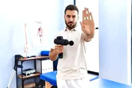 un therapeute avertissant des dangers du massasjepistol