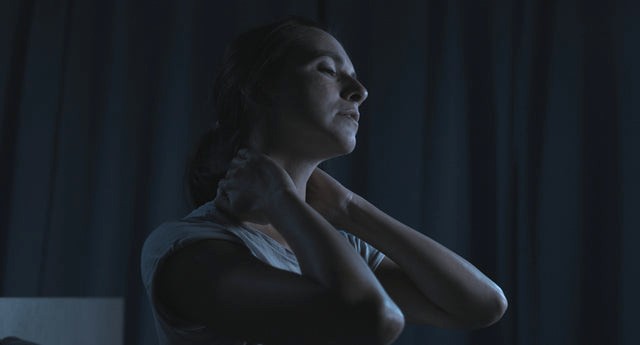 Selvmassasje av ryggen med en Boosted massasjepistol