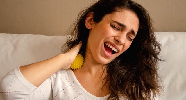 Selvmassasje av ryggen med en massasjeball