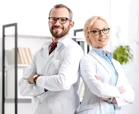 Våre to erfarne fysioterapeuter Dr. Sarah Duchamp og Dr. Luc Fontaine